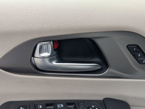 Used 2021 Chrysler Pacifica Touring-L image 13