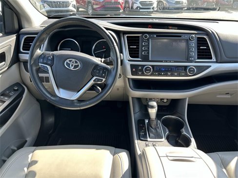 Used 2019 Toyota Highlander XLE image 17