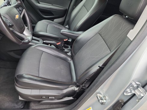 Used 2019 Chevrolet Trax LT w/ LT Convenience Package image 4