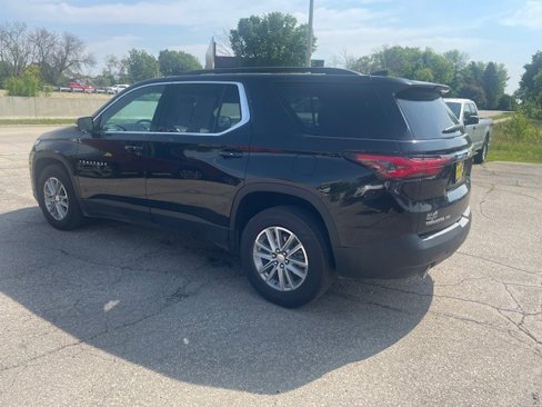 Used 2022 Chevrolet Traverse LT image 3
