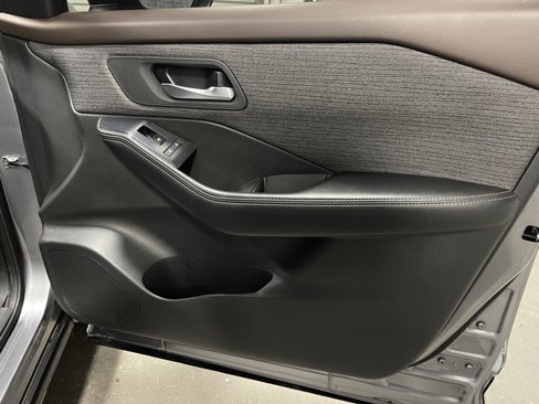 Used 2021 Nissan Rogue SV image 10