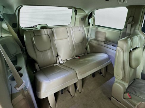 Used 2016 Chrysler Town & Country Touring image 29