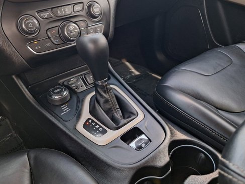 Used 2017 Jeep Cherokee Limited image 25