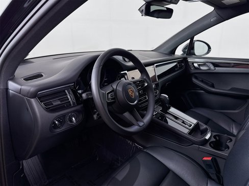 Used 2025 Porsche Macan image 4