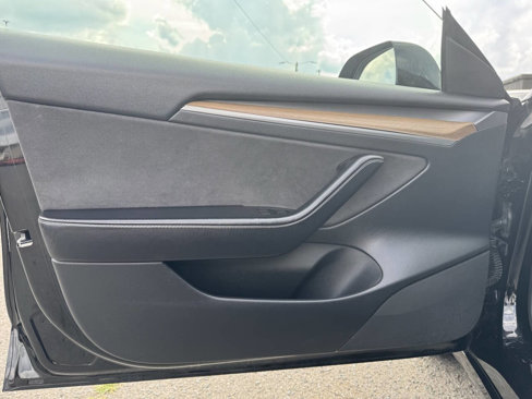 Used 2022 Tesla Model 3 Standard Range image 9