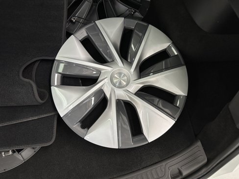 Used 2021 Tesla Model Y Long Range image 40