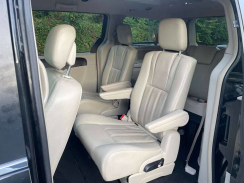 Used 2016 Chrysler Town & Country Touring w/ Driver Convenience Group image 9