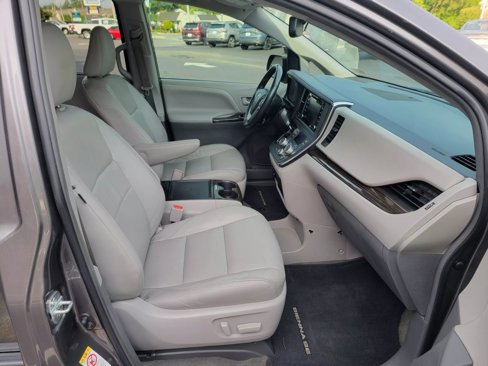 Used 2018 Toyota Sienna XLE image 10