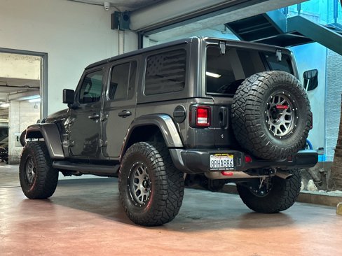Used 2018 Jeep Wrangler Unlimited Sahara image 3
