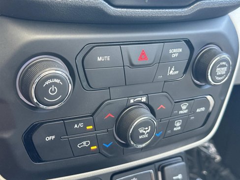 Used 2021 Jeep Renegade Latitude w/ Sun & Sound Group image 12