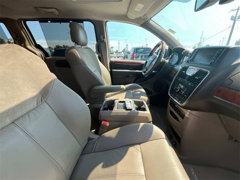 Used 2014 Chrysler Town & Country Limited w/ Luxury Group image 17