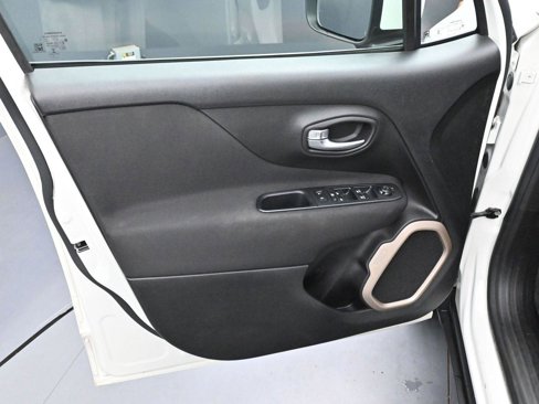 Used 2016 Jeep Renegade Latitude w/ Cold Weather Group image 9