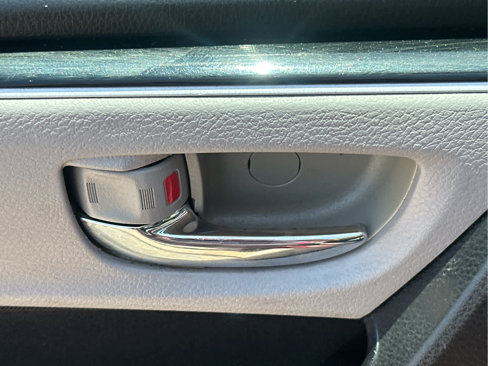 Used 2018 Toyota Corolla LE image 19