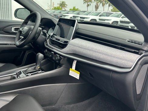 New 2025 Jeep Compass Latitude w/ Altitude Special Edition image 23