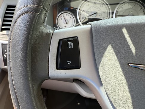 Used 2010 Chrysler Town & Country Touring image 22