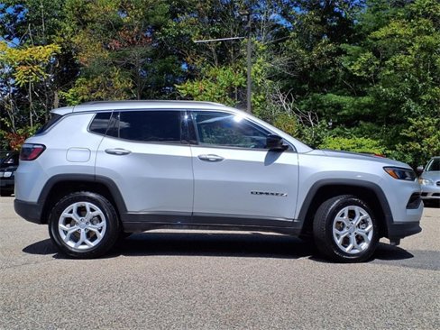 Used 2024 Jeep Compass Latitude image 2