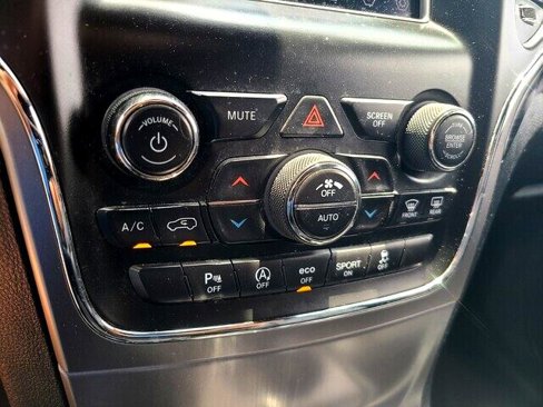 Used 2019 Jeep Grand Cherokee Laredo image 18