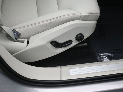 New 2025 Volvo XC60 B5 Core image 40