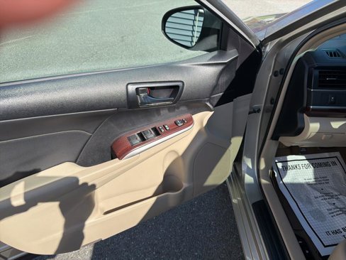 Used 2013 Toyota Camry L image 9