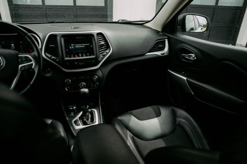 Used 2018 Jeep Cherokee Trailhawk image 13