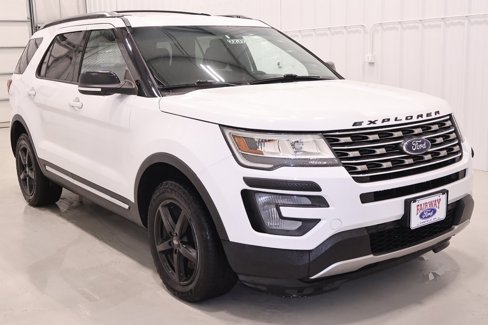 Used 2017 Ford Explorer XLT image 3