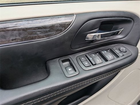 Used 2015 Chrysler Town & Country Touring-L w/ Driver Convenience Group image 14