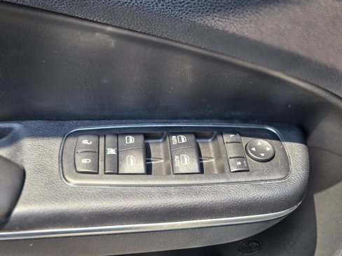 Used 2017 Chrysler 300 C image 40