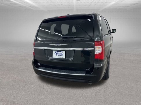Used 2016 Chrysler Town & Country Touring image 12