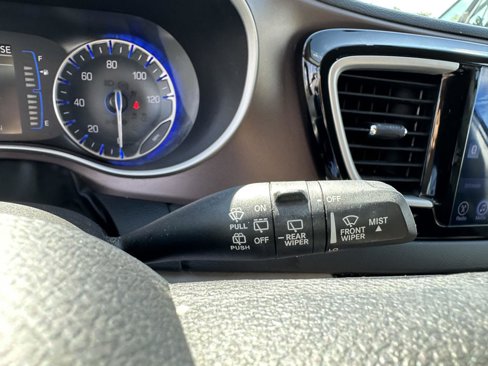 Used 2017 Chrysler Pacifica Touring image 26