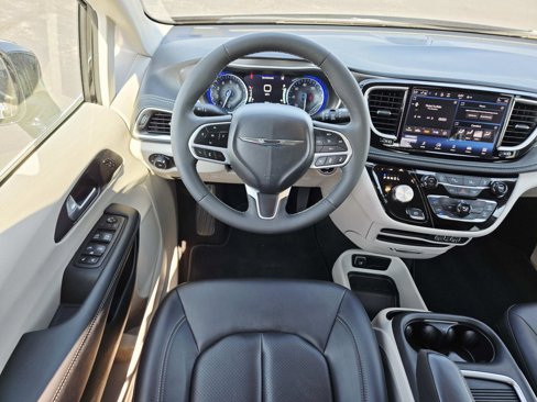 Used 2024 Chrysler Pacifica Touring-L image 12