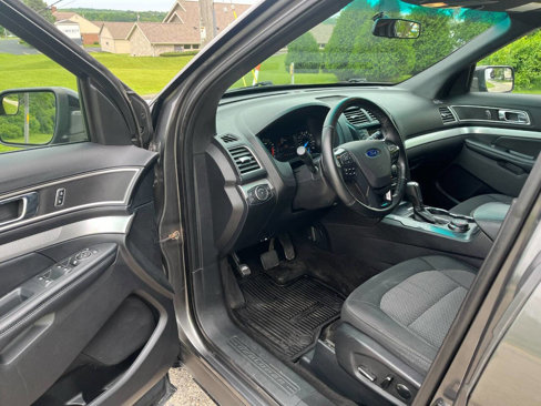 Used 2017 Ford Explorer XLT image 21