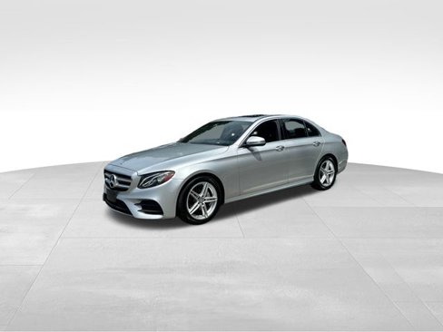 Used 2017 Mercedes-Benz E 300 4MATIC image 2