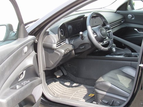 Used 2023 Hyundai Elantra Limited image 9