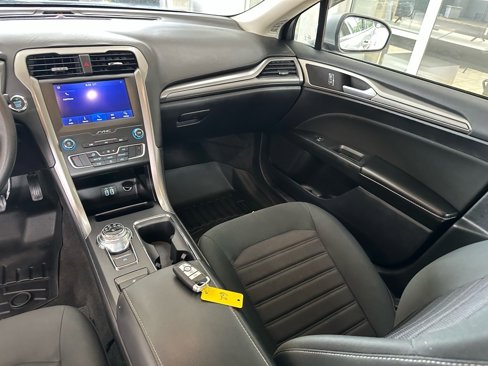 Used 2020 Ford Fusion SE image 29