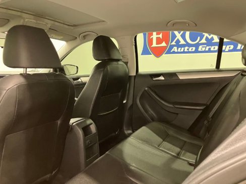 Used 2017 Volkswagen Jetta SE image 41