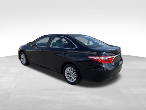 Used 2016 Toyota Camry LE image 4