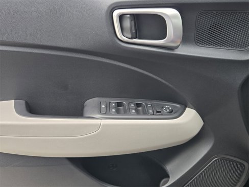 Certified 2025 Hyundai Venue SEL image 30