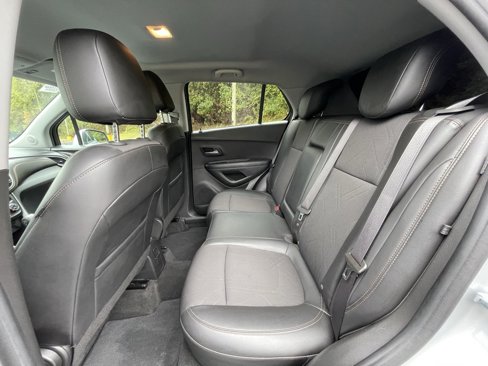 Used 2022 Chevrolet Trax LT w/ Sport Edition image 17