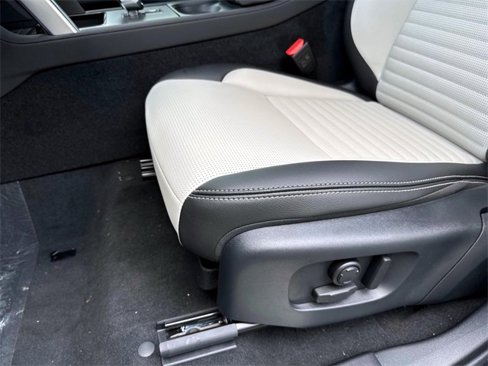 New 2025 Land Rover Discovery Sport Dynamic SE image 17
