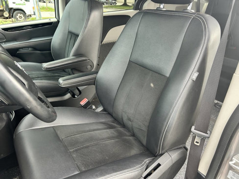 Used 2017 Dodge Grand Caravan SXT w/ Rear Park Assist Package image 16