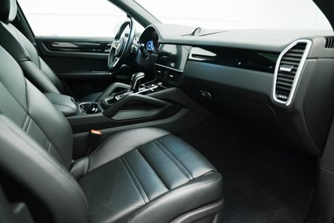 Used 2022 Porsche Cayenne w/ Premium Package image 22