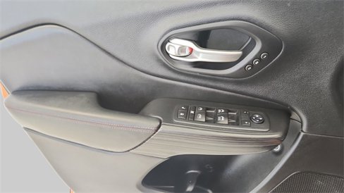Used 2015 Jeep Cherokee Trailhawk w/ Comfort/Convenience Group image 19