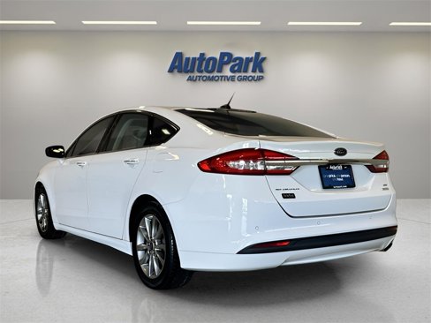 Used 2017 Ford Fusion SE w/ Fusion SE Technology Package image 5