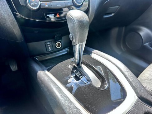 Used 2015 Nissan Rogue SV image 22