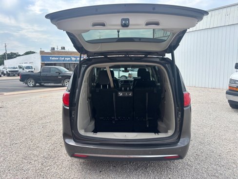 Used 2018 Chrysler Pacifica Touring-L image 6