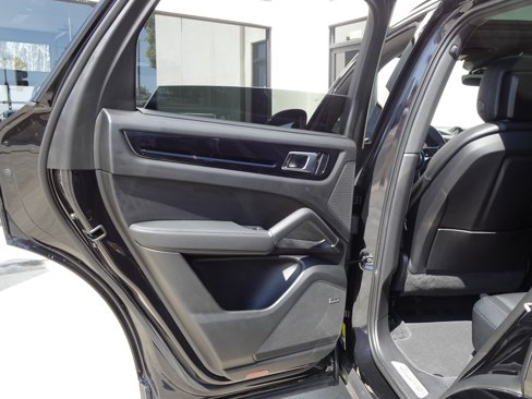 Used 2022 Porsche Cayenne Platinum Edition image 17