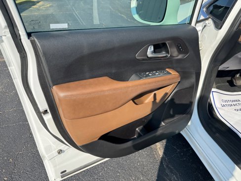 Used 2017 Chrysler Pacifica Limited image 14