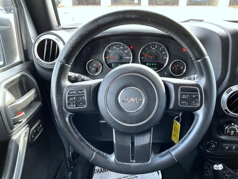 Used 2015 Jeep Wrangler Unlimited Rubicon w/ Connectivity Group image 13