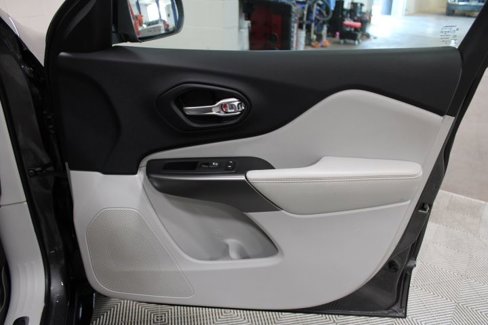 Used 2019 Jeep Cherokee Limited w/ Luxury Group image 23