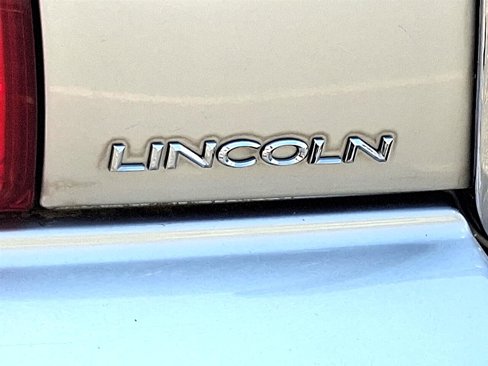 Used 2009 Lincoln Town Car Signature Limited image 30